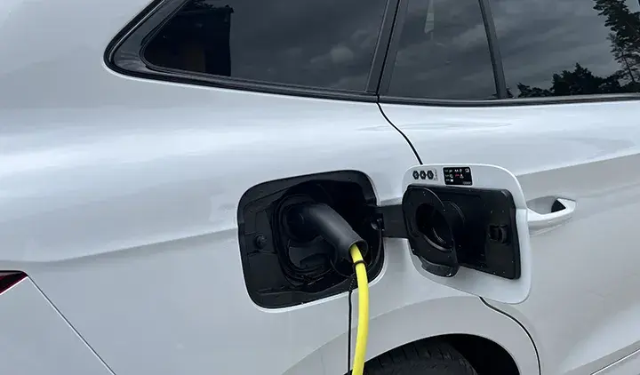 Sähköauto latauksessa