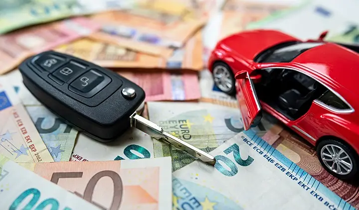Seteleitä, autonavaimet ja punainen leikkiauto