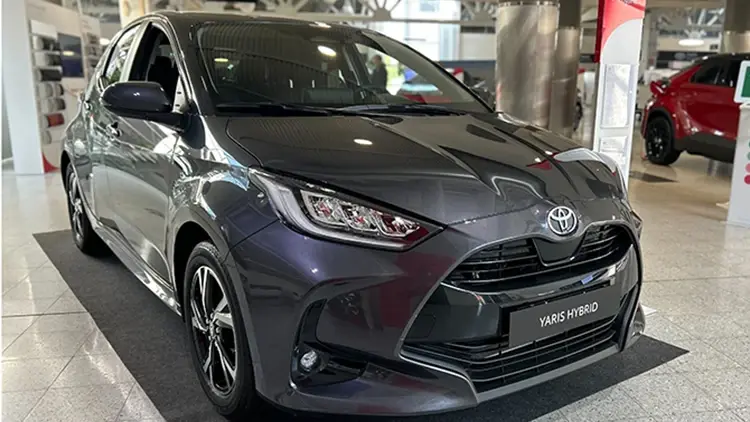 Harmaa Toyota Yaris hybridiauto