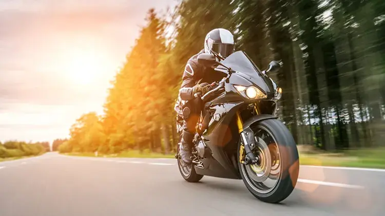 moottoripyörä ajossa asfalttitiellä), ja ton motoredin kuvan