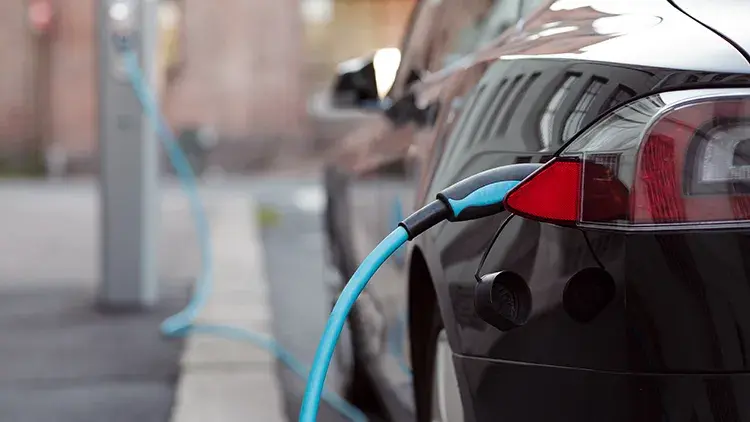 Sähköauto latauksessa