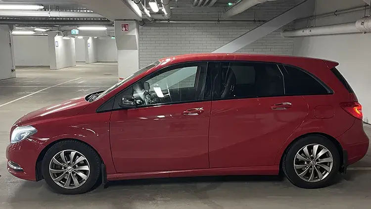 Punainen Mercedes-Benz B auto vuosimallia 2014