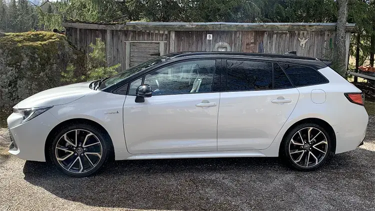 Valkoinen Toyota Corolla Touring Sports vuosimallia 2019