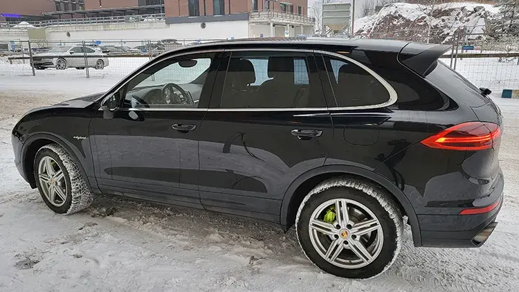 Musta Porsche Cayenne
