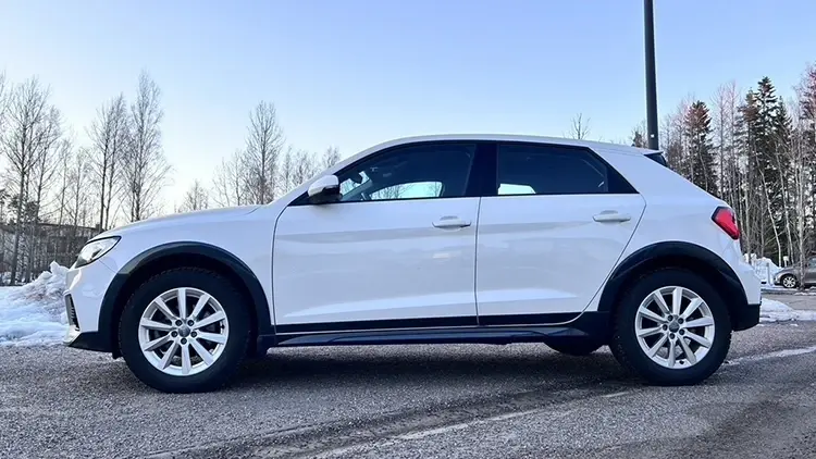 Valkoinen Audi A1 Citycarver