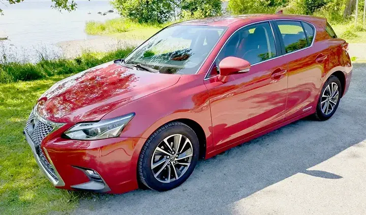 Punainen Lexus vuosimallia 2019 pysäköitynä veden äärellä